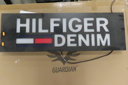 Lys-skilt HILFIGER DENIM 95x30cm