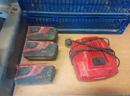 HILTI lader + 3 batteri