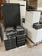 Bord 2 stk. skabe, 2 stk. skuffemonduler 7 stk. brevholder 
