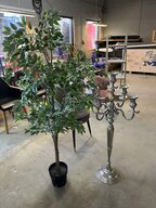 Kunstig plante og lysestage  