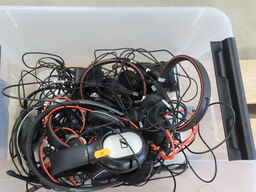 Kasse med Div headsets og mus til computer