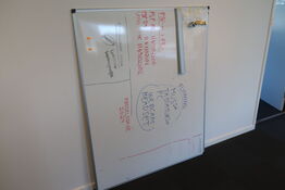 Whiteboard på stativ, whiteboard samt mødebord EFG