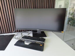 34" curvet monitor, PHILIPS 346B1C, tastatur og rullemus