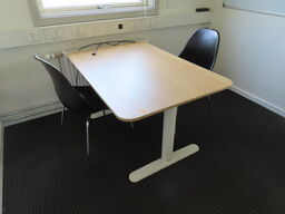 El-hæve/sænke bord med 2 stk. stole og whiteboard
