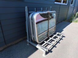 Glasstativ med togvinduer