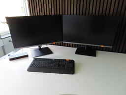 2 stk. 27" monitor, SAMSUNG S27R652FDU, docking og tastatur