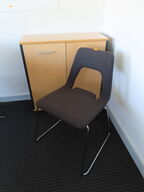 Stol, kontorreol og whiteboard