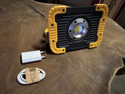 Arbejdslampe 750 lumen, 30W LED, med lader og indbygget batteri.