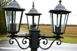 2 flotte udendørs herregårdslamper, højde ca 220 cm