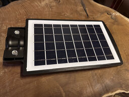 Solcelle 30W gadelampe med bevægelsessencor og indbygget batteri