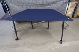 Folding table