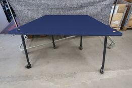 Folding table