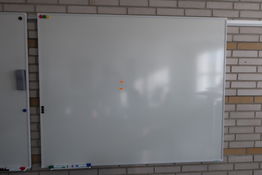 Whiteboard med skinne