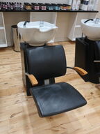 Washing chair in black with armrests