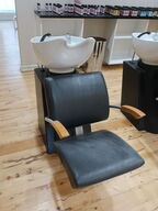 Washing chair in black with armrests