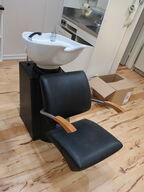 Washing chair in black with armrests