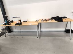 2 stk. arbejdsborde (UDEN INDHOLD)