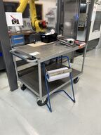 Arbejdsbord på hjul inkl. rulleholder og div. indhold