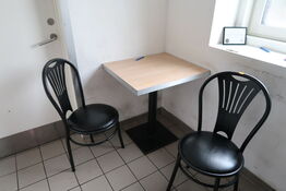 Bord med 2 stk. stole samt reol