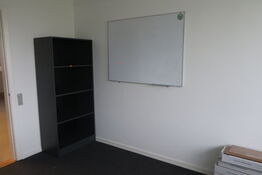 Whiteboard samt reol