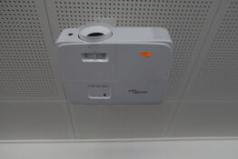 Projektor OPTOMA samt projektor LUMERI