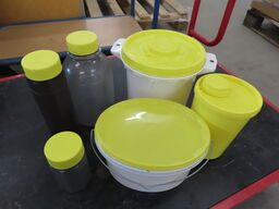 3 Paller med blandede plastspande og dunke i kraftigt plast. 