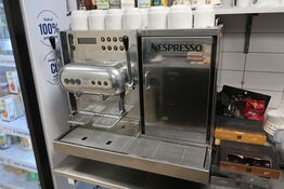 Kaffemaskine NESPRESSO AG220PRO med kopper