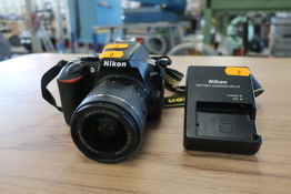 Digitalkamera NIKON D3500, zoomobjektiv AF-P DX Nikkor 18–55 mm VR samt batterilader (momsfri)