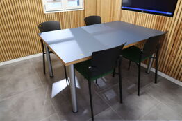 Bord med 4 stk. stole