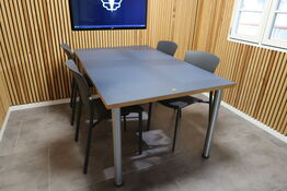 Bord med 4 stk. stole