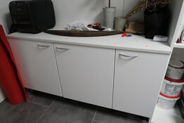 Skab med indhold (makulator medfølger ikke)