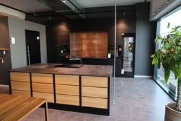 Køkken AUBO Black Oak / Oak Line, Sort med armatur uden hårdehvidevarer