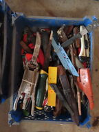 Kasse med diverse knive