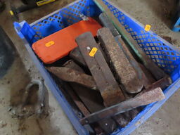 Kasse med metalkiler til træfældning