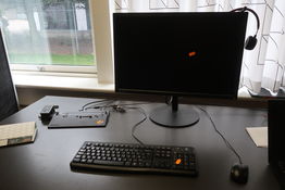 Monitor, tastatur, dockin station, headset samt mus 