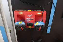 Dobbelt lader MILWAUKEE M18DFC med 2 stk. batterier