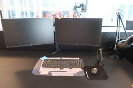 2 stk. computerskærme HP Z23n, tastatur, mus, headset m.m.