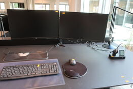 2 stk. computerskærme HP Z23n med tastatur, mus, headset m.m.