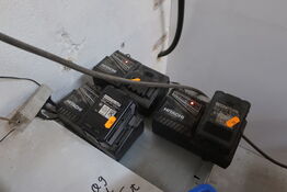 3 stk. ladere samt 2 stk. batterier HITACHI 