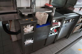 Rustfri stålbord med indhold (sodavandsdispenser medfølger ikke)