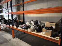 Indhold af fittings og reservedele på reol