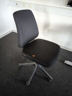 Skrivebord med kontorstol