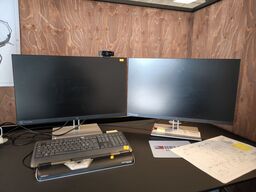 2 stk. computerskærme HP 24", webcam, samt CONTOUR Rollermouse Red