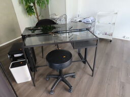 Behandlerbord, stol, skammel og vogne med indhold