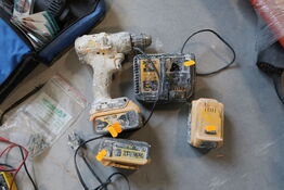 Akku håndværktøj DEWALT med 3 stk. batterier og lader