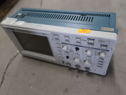 Two Channel Digital Real-Time Oscilloscope TEKTRONIX TDS 220