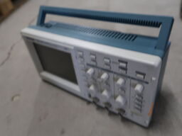 Two Channel Digital Real-Time Oscilloscope TEKTRONIX TDS 220