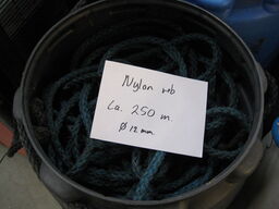 Tønde med ca. 250 meter nylon reb.Ø 12 mm.