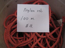 Tønde med ca. 100 meter nylon reb.Ø 12 mm.