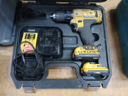 Boremaskine DEWALT med lader og 2 stk. batterier